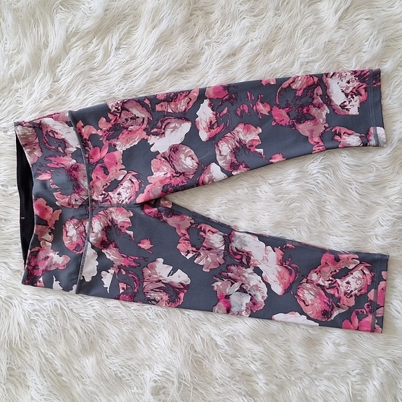 Victoria's Secret Sport Knockout Watercolor Floral Capri Legging - Picture 2 of 13